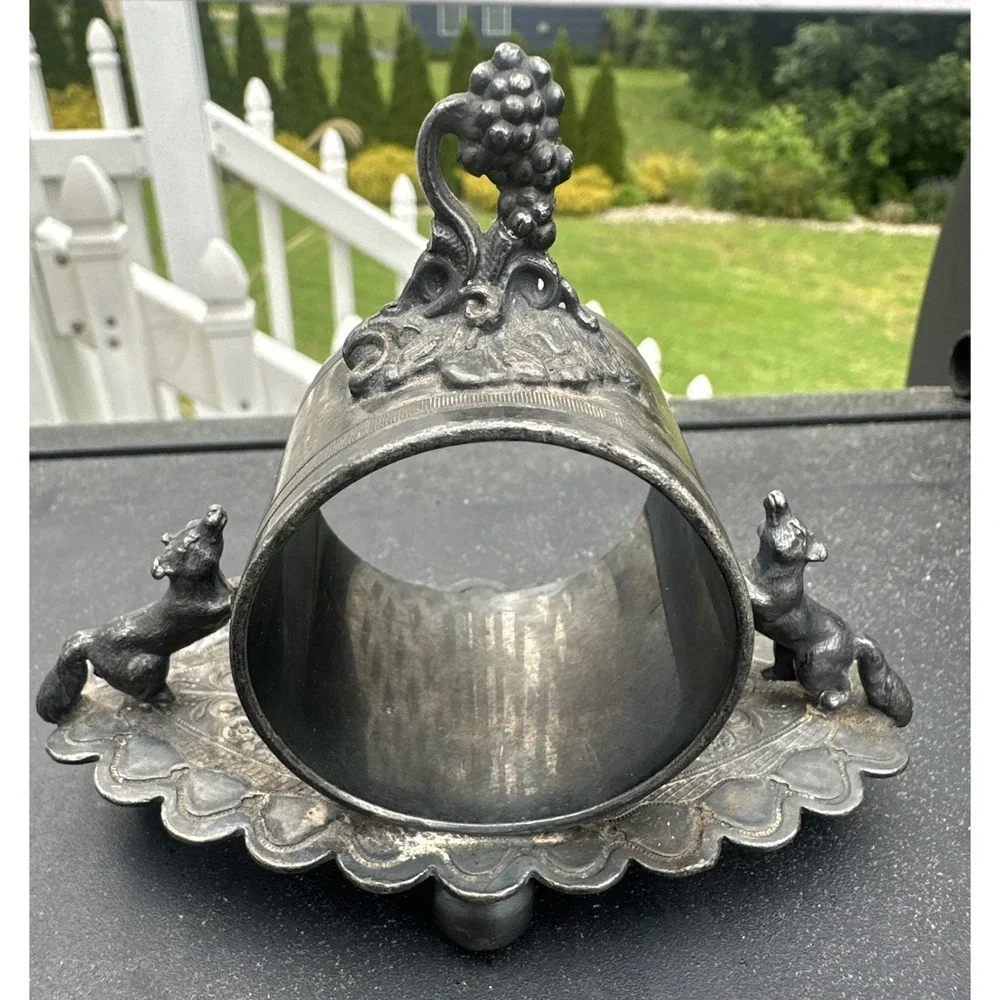 ANTIQUE VICTORIAN WILCOX SILVERPLATE NAPKIN RING FOXES